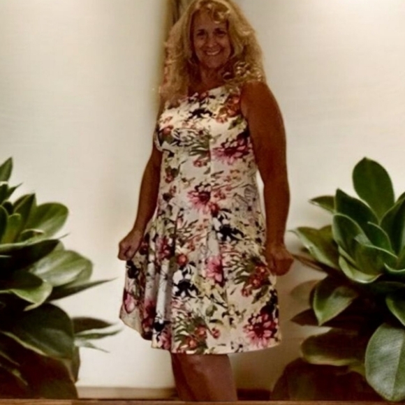 American living sleeveless dress beautiful flowers stretchy Red green ye… - Picture 16 of 16